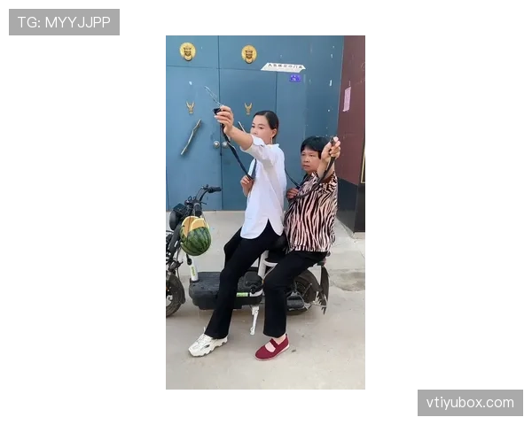 刚刷到徐灿出门那张照片,外套比我半年房租还夸张,笑不出来 刚刷到徐灿出门那张照片,外套比我半年房租还夸张,笑不出来